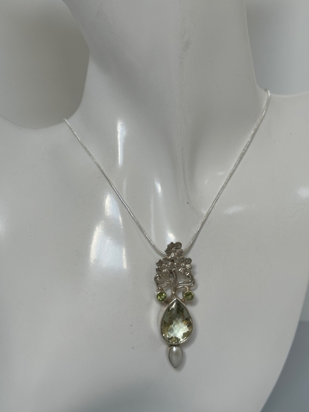 Elegant 925 Sterling Silver Green Citrine Gem Teardrop Pendant Necklace